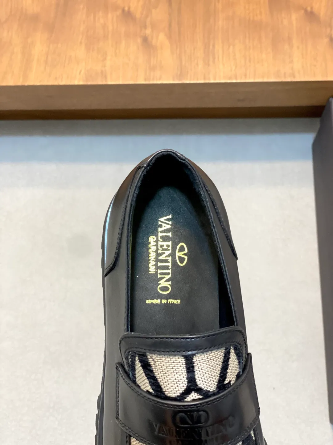 Men's shoes 💰740 VALENTINO Valentino's new men's fashionable casual leather shoes. These leather shoes are made of imported cowhide leather uppers, dyed calfskin lining and calfskin insoles. The upper foot is soft, comfortable and breathable. Comes with complete packaging in the original box! Visible details and quality. Size: 39-44 (customized at 38.45.46)